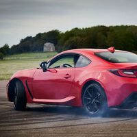 "Tenemos que luchar contra el enemigo común". Toyota cree que solo hay un camino para reducir las emisiones de verdad: que los coches eléctricos y de combustión puedan convivir