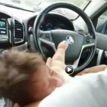 Su bebé no paraba de llorar y decidió amamantarlo mientras conducía, pero su decisión pudo haberle traído fatales consecuencias