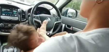 Su bebé no paraba de llorar y decidió amamantarlo mientras conducía, pero su decisión pudo haberle traído fatales consecuencias