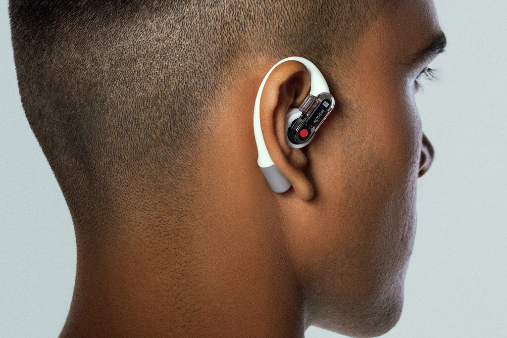 Los nuevos Nothing Ear (open) se enroscan a tu oreja y apuestan por algo distinto: no aislarnos de nuestro entorno