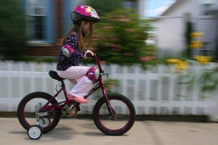 Niños en bici, siempre con casco
