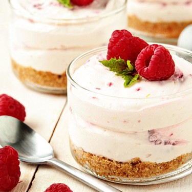 Sencilla y rica receta de tarta de queso con frambuesas en vaso