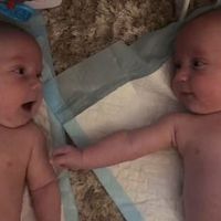 El bonito vídeo que muestra a dos bebés gemelos conversando y mirándose con ternura, que ha emocionado a miles de internautas