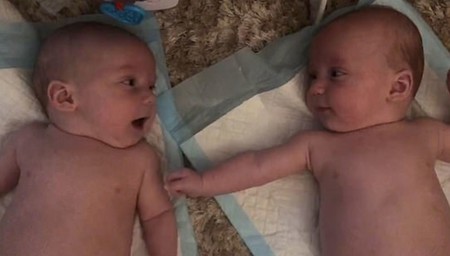 El bonito vídeo que muestra a dos bebés gemelos conversando y mirándose con ternura, que ha emocionado a miles de internautas