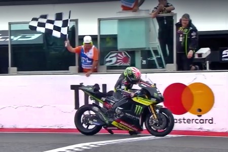 El pundonor de Johann Zarco: arrastró 300 metros su Yamaha sin gasolina hasta la meta para acabar 15º