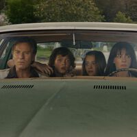 Anne Hathaway y Ewan McGregor se mudan a la prehistoria en la nueva majadería del director de 'It Follows'. Espectacular tráiler de 'El final de Oak Street' 