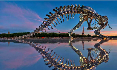 Un Tiranosaurio Rex de aluminio cromado asola las orillas del Sena