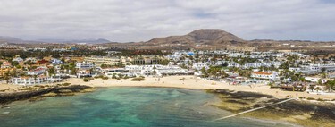 Este es el pueblo pesquero de Fuerteventura que enamora a cualquiera que viaje en camper: casas blancas, playas de aguas turquesas y kilómetros de dunas