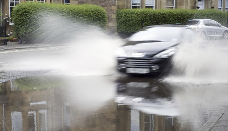 Coche aquaplaning