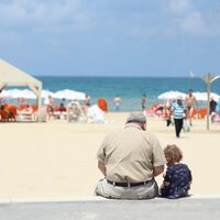 40 años estudiando a la juventud en España ven que la Gen Z gana muy poco para la vida. Los boomers sí tienen más poder adquisitivo