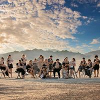 "Fed is Best" rinde homenaje a todas las madres alimentando a sus bebés, den pecho o biberón