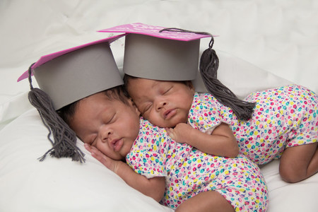 Un hospital celebra la graduación de los bebés prematuros que por fin se van a casa