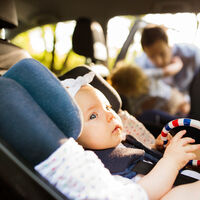 Cómo usar bien la silla del coche para proteger al niño de un siniestro vial