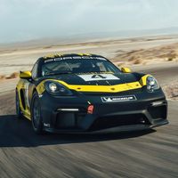 El Porsche 718 Cayman GT4 Clubsport se viste con lino y cáñamo para triunfar en la pista