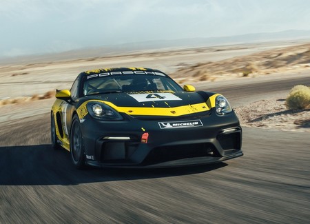 El Porsche 718 Cayman GT4 Clubsport se viste con lino y cáñamo para triunfar en la pista