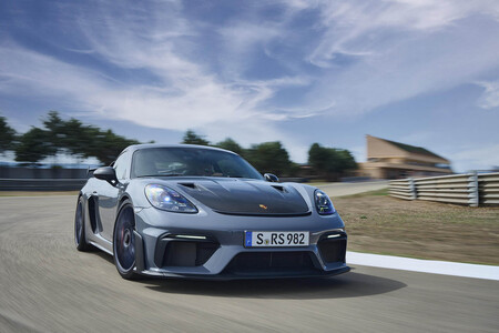 El radical Porsche 718 Cayman GT4 RS es la nueva bestia de Stuttgart con motor de GT3 para arrasar en circuito
