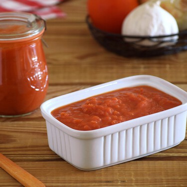 Este error, tan común como ignorado, puede arruinar tu salsa de tomate dejándola amarga. No se arregla con azúcar 