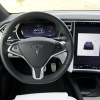 Este vídeo demuestra que el Autopilot ya permite que los Tesla se detengan solos en los semáforos, aunque sigue en pruebas