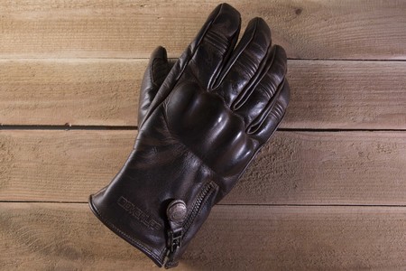 Estilo rocker de los '50 a precio razonable para tus manos con los guantes Overlap Canonball