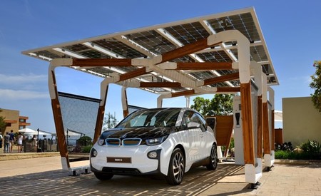 BMW i presenta su pérgola solar de aparcamiento