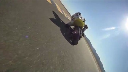 Lightning Electric Superbike perseguida por una BMW S1000RR