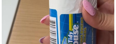 Llevo peleándome con el rollo de las bolsas de basura toda la vida, y resulta que esta es la forma correcta de sacarlas 