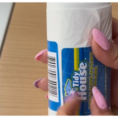 Llevo peleándome con el rollo de las bolsas de basura toda la vida, y resulta que esta es la forma correcta de sacarlas 