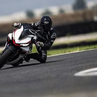 Usar el freno trasero es el truco motero que muchos han olvidado, pero sigue siendo más útil que la electrónica 