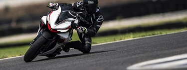 Usar el freno trasero es el truco motero que muchos han olvidado, pero sigue siendo más útil que la electrónica 