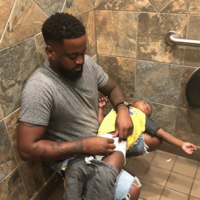 "¿Acaso los padres no existimos?", la denuncia de un hombre que pide cambiadores para bebés en los baños masculinos