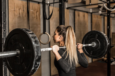 Sentadilla sumo para trabajar glúteos y piernas: cómo hacerla de forma correcta y cuáles son sus beneficios
