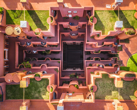 ‘Barcelona from above’, explorando la geometría arquitectónica de la capital catalana a vista de dron por Márton Mogyorósy