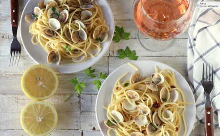 Espaguetis con almejas, el delicioso plato de pasta larga y marisco