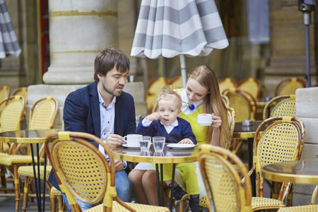 Familia En Una Terraza