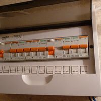 Por qué saltan los plomos en Navidad, qué hacer cuando pasa y para evitar que vuelva a suceder