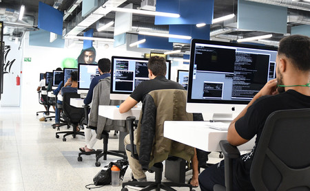 Así es 42Madrid, la escuela de programación sin clases ni profesores que presume de plena inserción laboral 