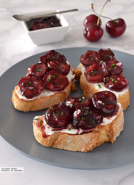Crostini o tostas de cerezas con queso de cabra: receta de aperitivo agridulce