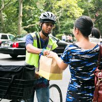 Morir por un kebab. Repartir comida a domicilio en moto es uno de los trabajos más mortales de Nueva York, y empieza a ser un grave problema en España