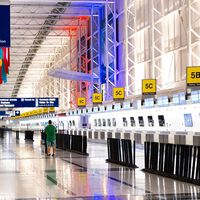 Los expertos en seguridad ya no saben cómo decirlo: cuidado con tu móvil en el control de los aeropuertos
