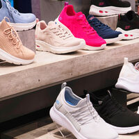 Parecen Reebok pero son Skechers: estas zapatillas a mitad de precio son nuestro nuevo descubrimiento para llevar con Levi's 