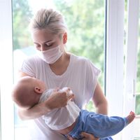 Los bebés pueden reconocer las caras de las personas aunque lleven mascarilla. Se centran en los ojos