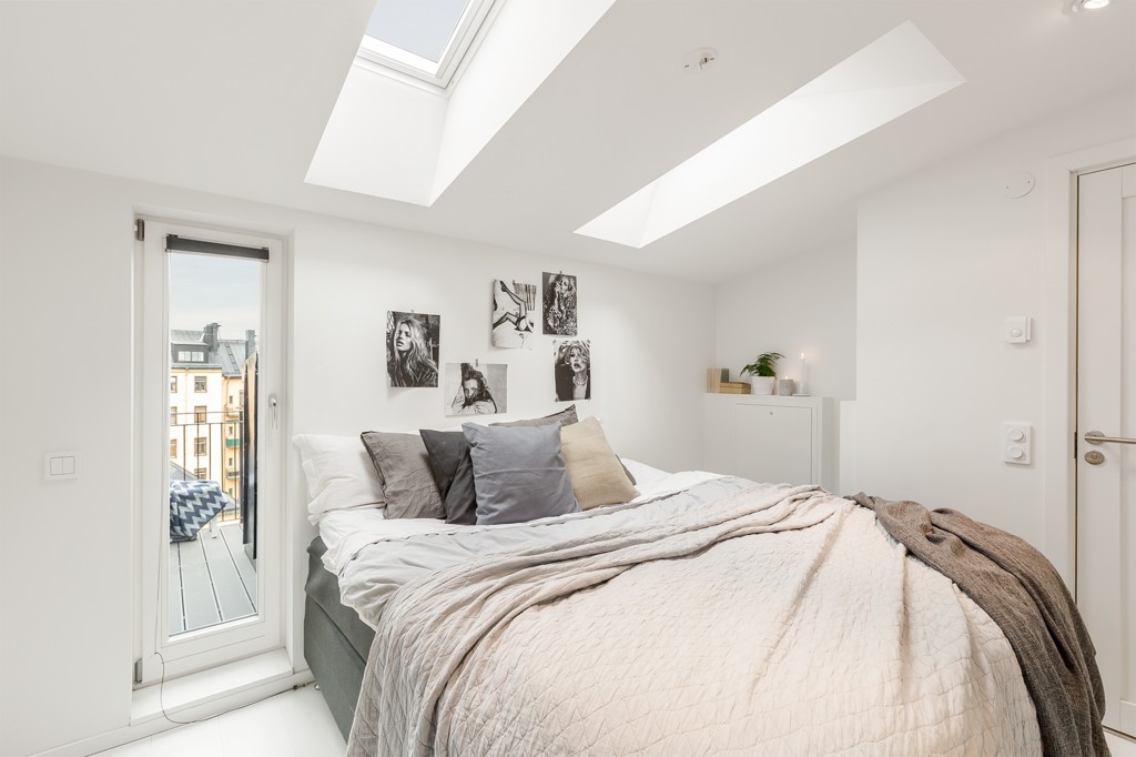 Un ático minimalista y con chimenea ¿Qué cambios harías en él?