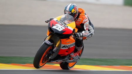 La lluvia da tregua el segundo día y permite ver brillar a Marc Márquez en su debut