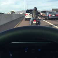 El verdadero peligro del Autopilot de Tesla para las motos: el piloto automático “mata a los motociclistas” 