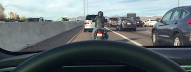 El verdadero peligro del Autopilot de Tesla para las motos: el piloto automático “mata a los motociclistas” 