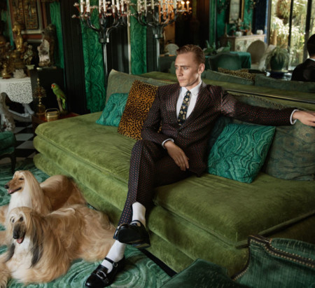 A nadie le sientan tan bien los trajes de Gucci como a Tom Hiddleston en la última campaña de la firma