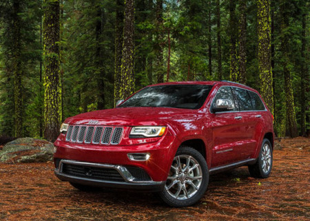 Mejor prevenir que lamentar, Fiat Chrysler llama a revisión a 1.4 millones de autos por el hackeo hecho a un Jeep
