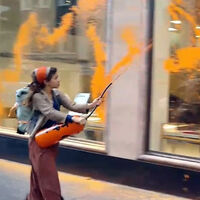 De Van Gogh a Ferrari: los activistas de los museos ahora tiran pintura a concesionarios de coches de lujo 