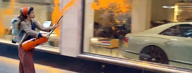 De Van Gogh a Ferrari: los activistas de los museos ahora tiran pintura a concesionarios de coches de lujo 