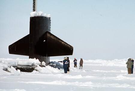 Naval Personnel Stand By The Sail Structure Of The Nuclear Powered Submarine D6a5d7 1024